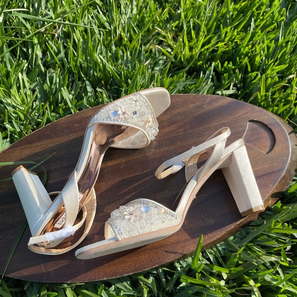 BADGLEY MISCHKA Tayten Block Heel Sandal size 10 ivory - Picture 8 of 13